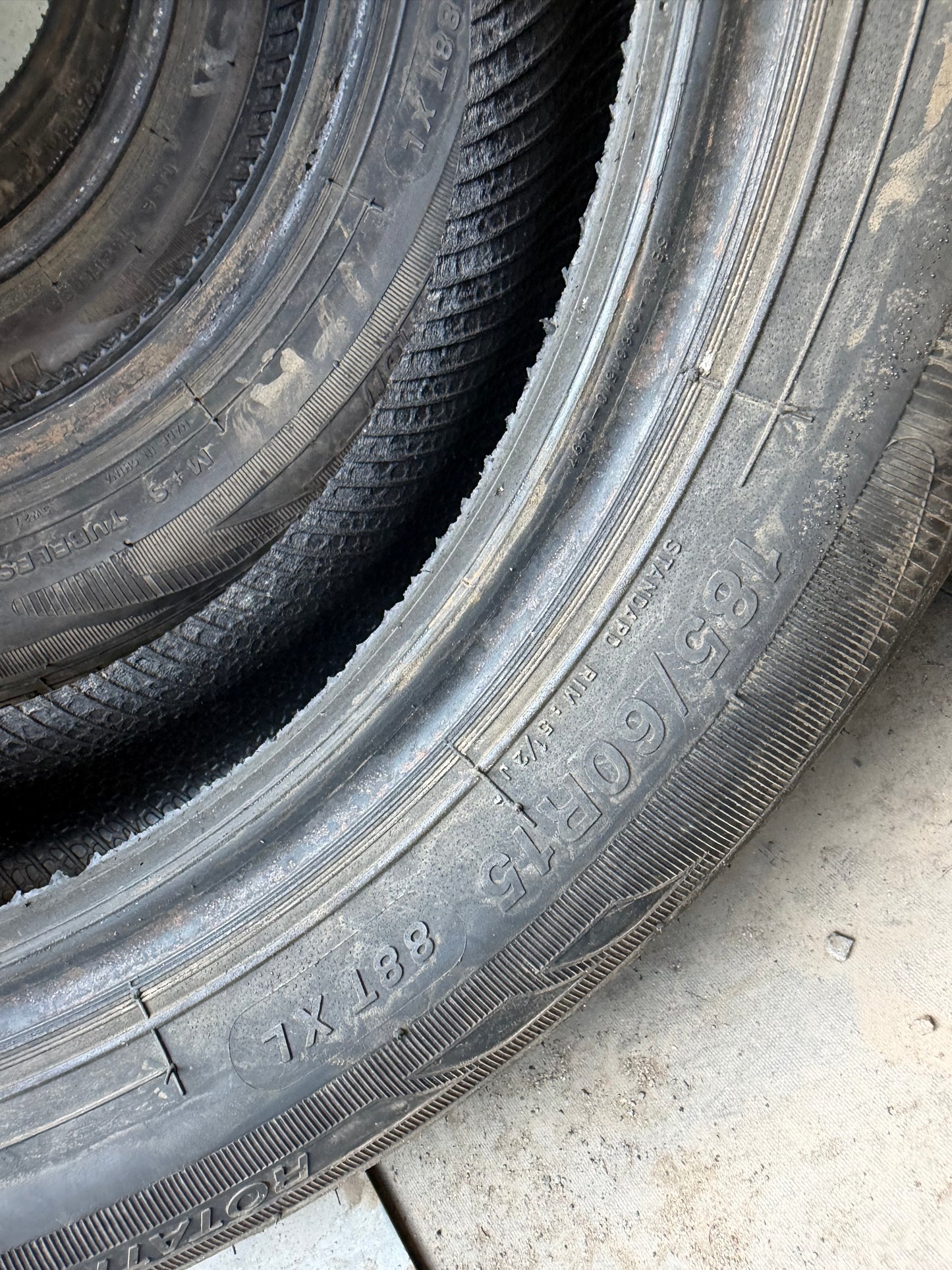 4 pneus d hiver 185/60r15 sailum en tres bon état