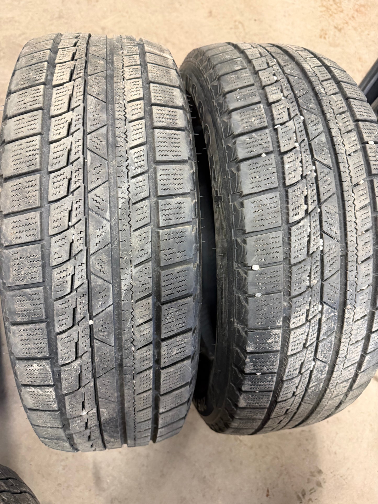 2 pneus d hiver 205/60r16 nereus en bon etat