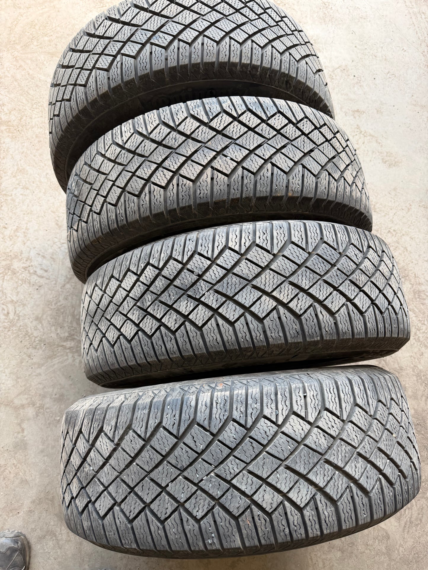 4 pneus d hiver 225/60r17 continental a l etat neuf