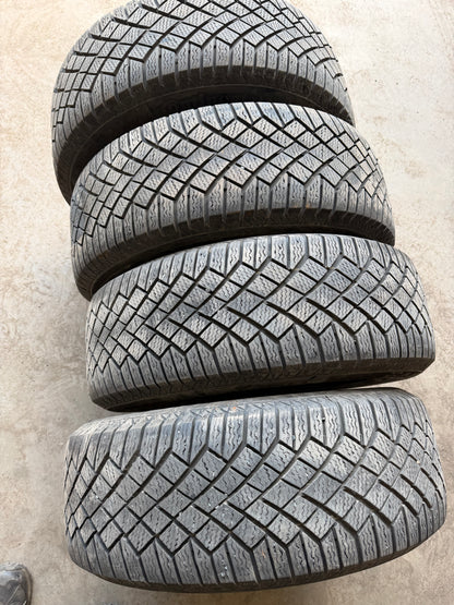 4 pneus d hiver 225/60r17 continental a l etat neuf