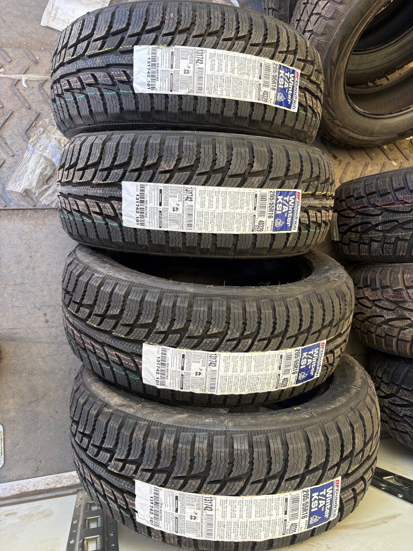 4 pneus d hiver neufs 205/55r16 bf goodrich en liquidation