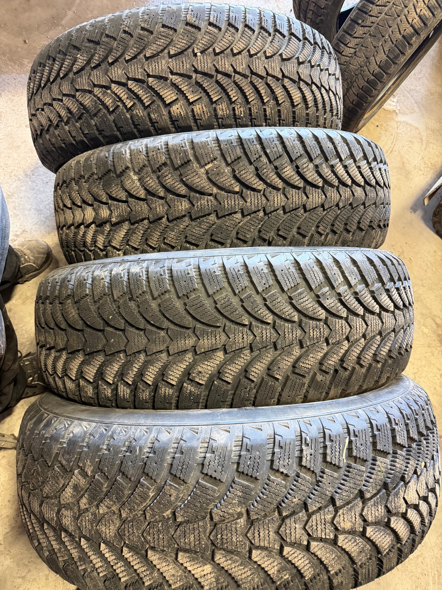 4 pneus d hiver 275/60r20 maxtrek a l état neuf