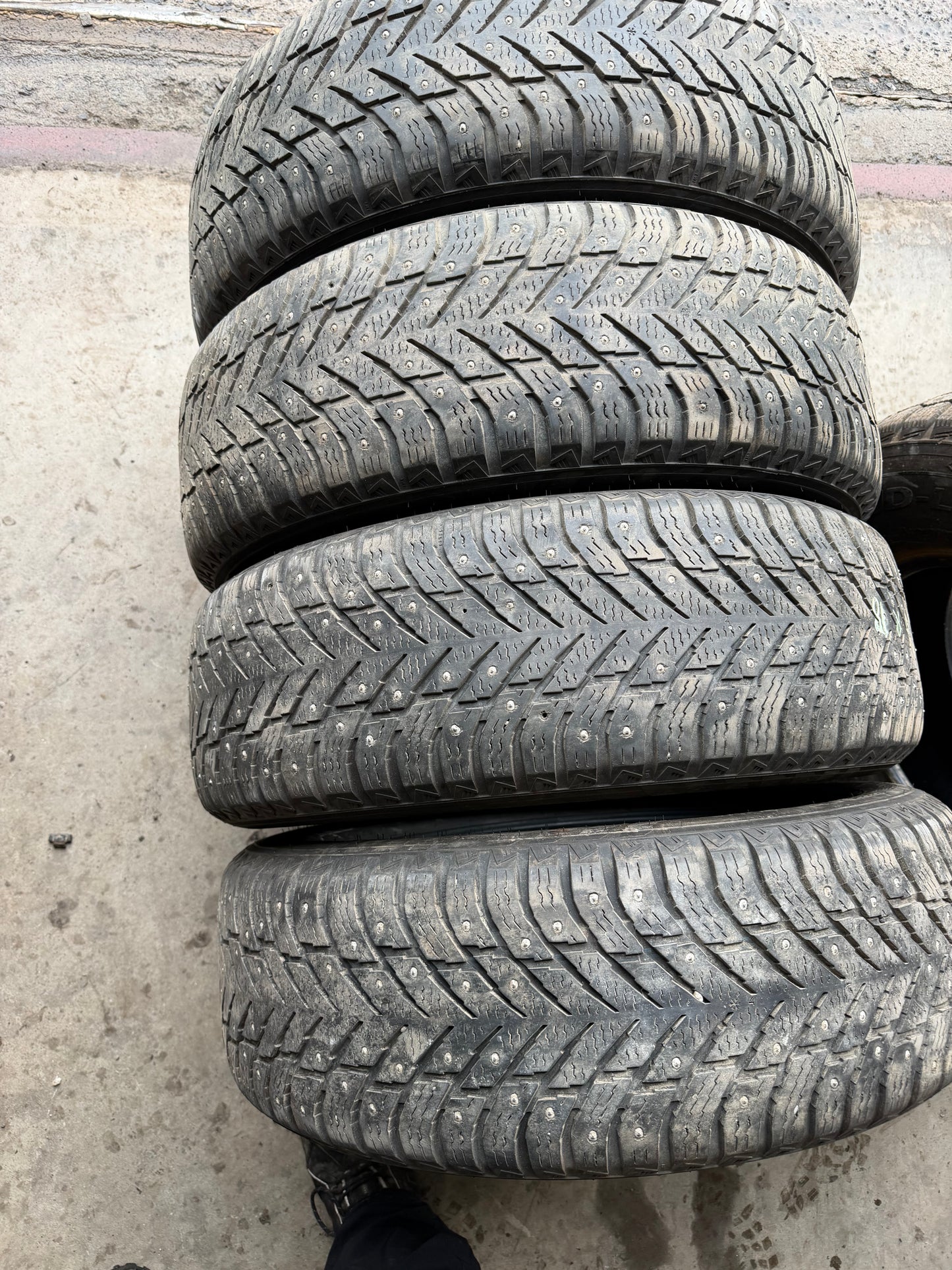 4 pneus d hiver 225/60r18 nokian a clou en bon état