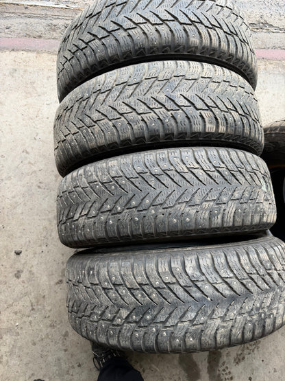 4 pneus d hiver 225/60r18 nokian a clou en bon état