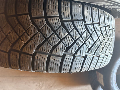 1 pneu d hiver 205/55r16 pirelli en bon etat