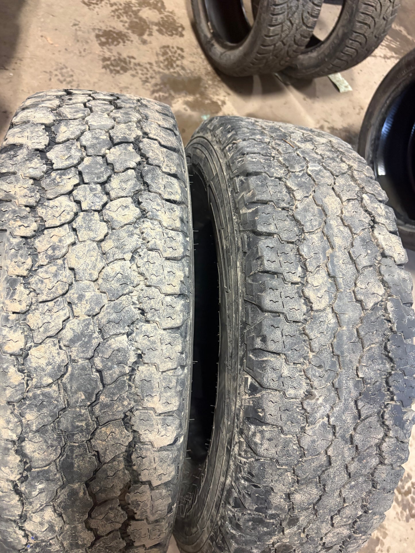 2 pneus d ete lt 245/75r17 good year 10 plies en bon état