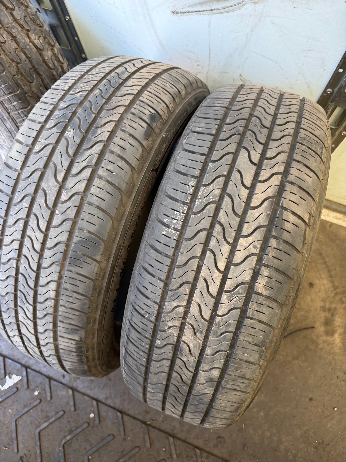 2 pneus d ete 205/55r16 firestone en bon état
