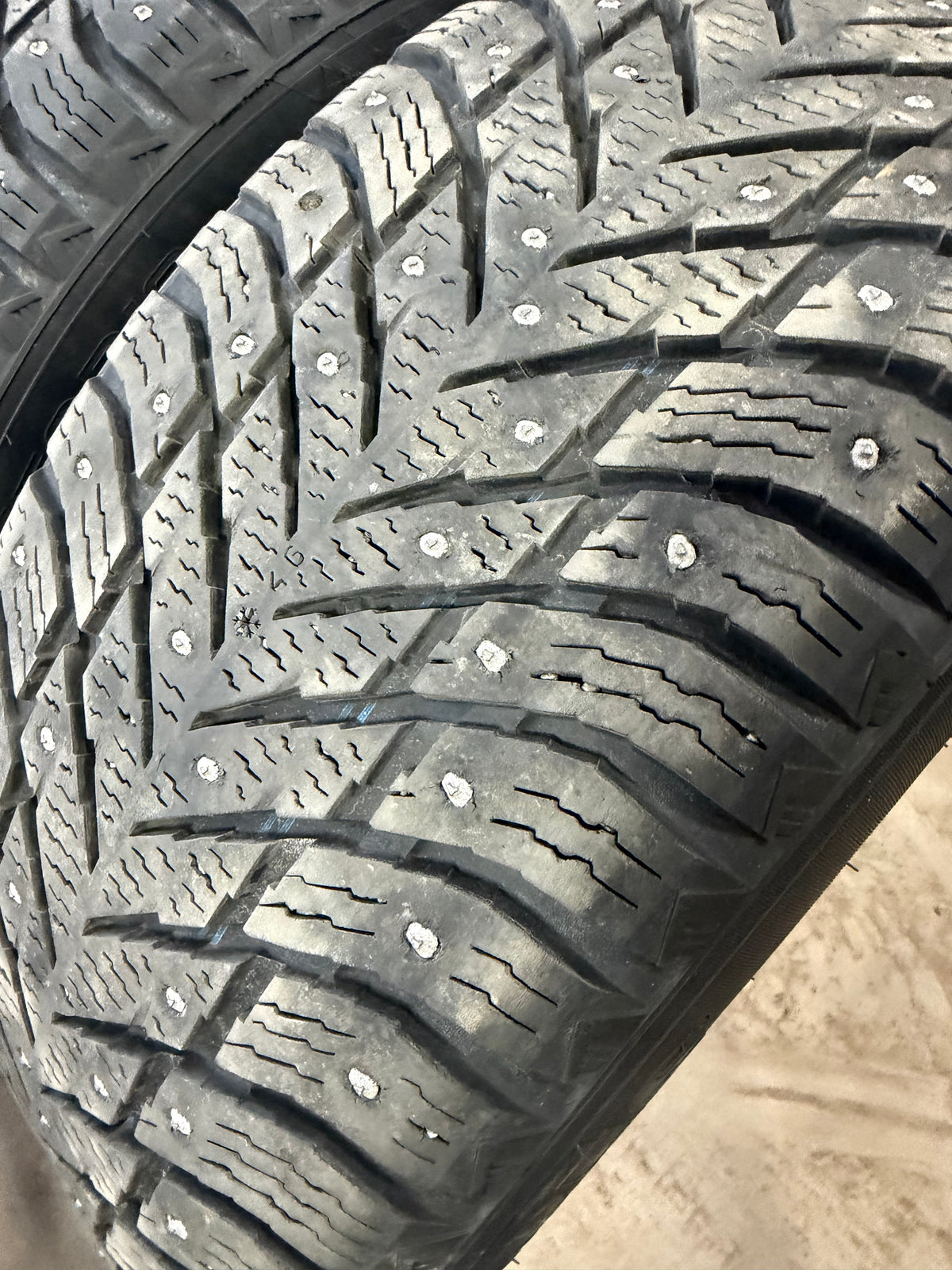 4 pneus d hiver 235/50r18 nokian a clou en très bon état