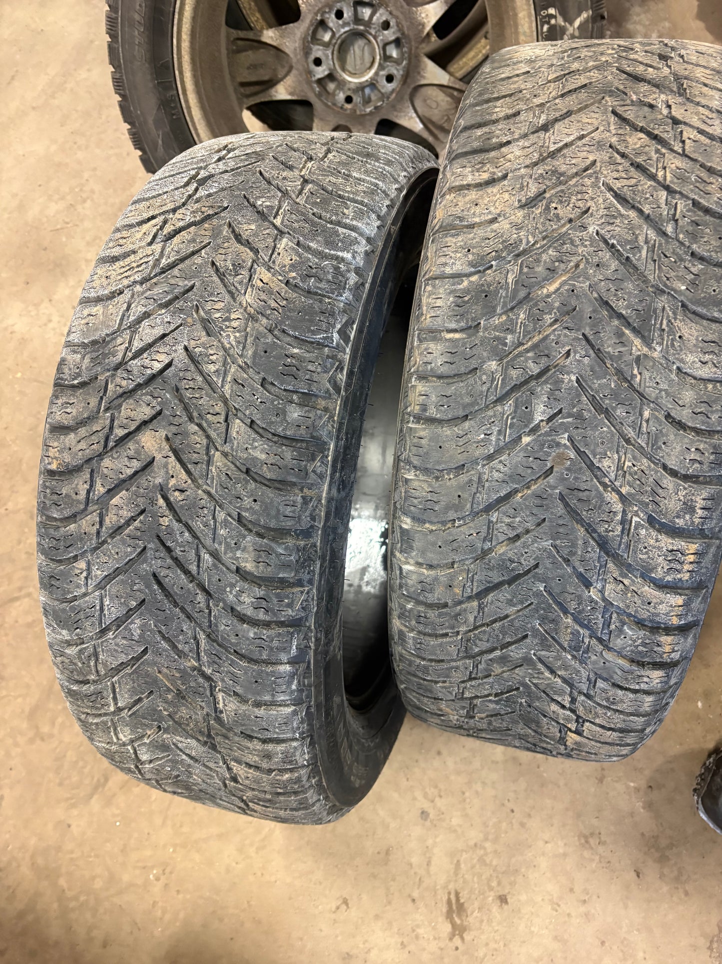 2 pneus d hiver 225/60r17 nokian en tres bon état