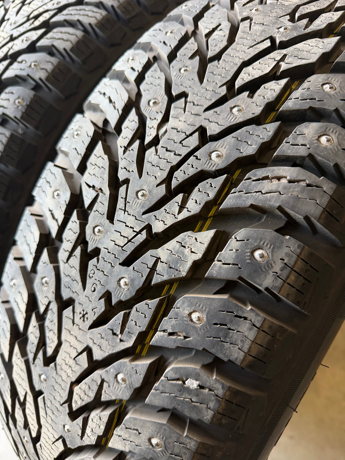 4 pneus d hiver 235/65r17 nokian a clou comme neuf