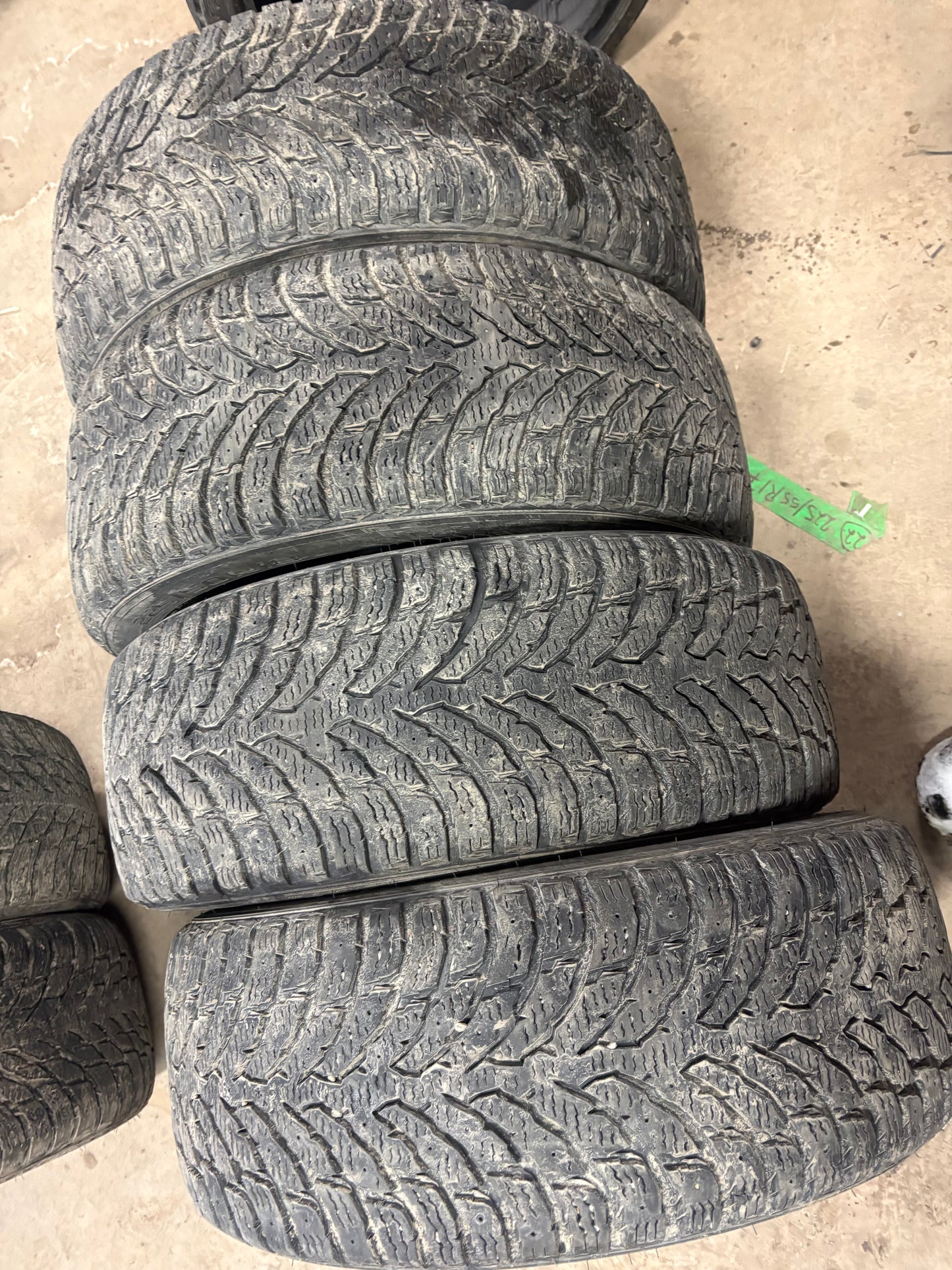 4 pneus d hiver 225/50r18 nokian run flat en tres bon état