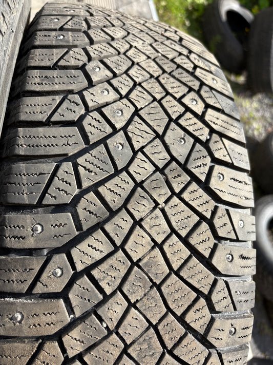 2 pneus d hiver 225/65r17 continental a clous en bonne état