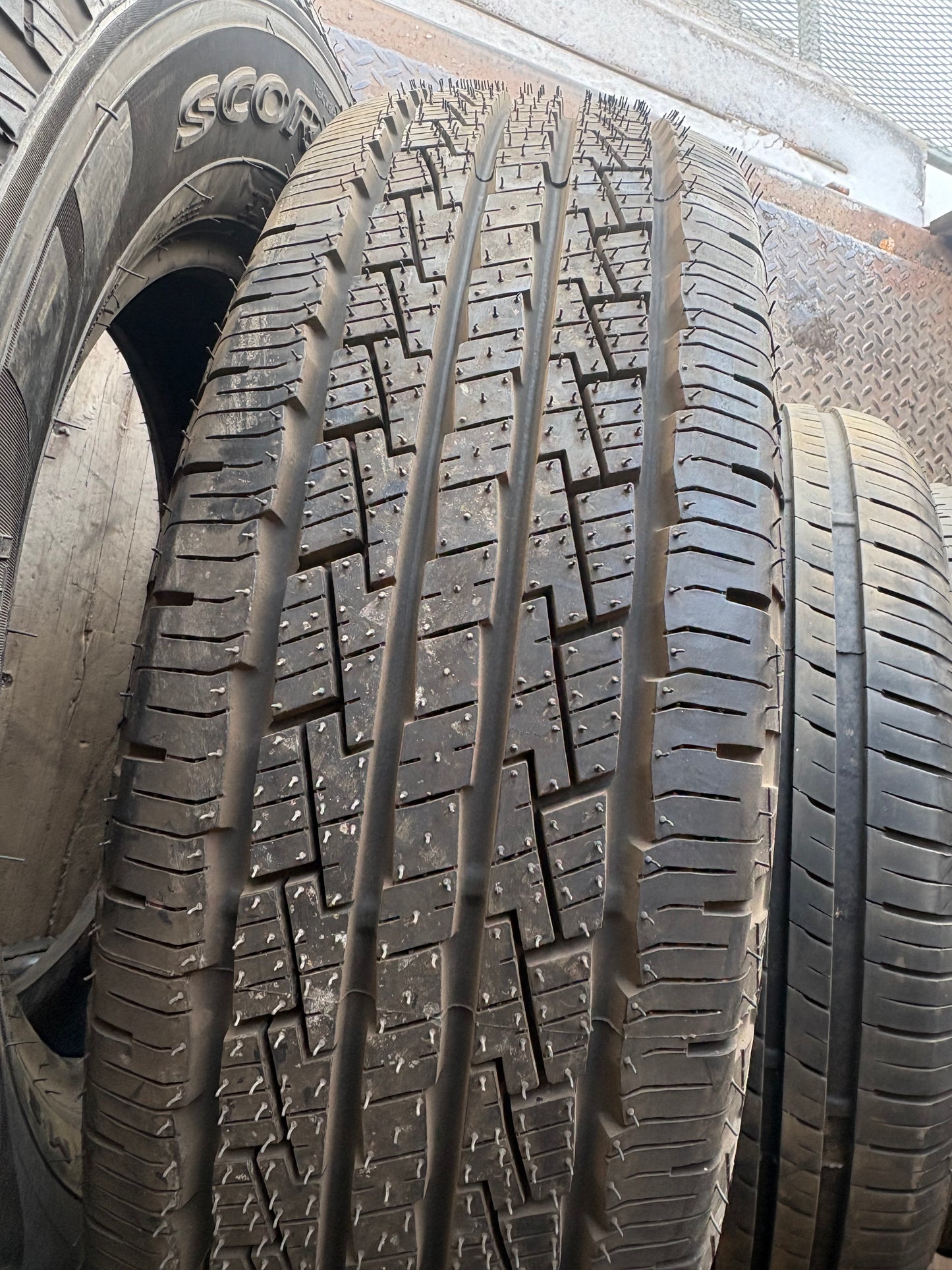 2 pneus d été neufs  225/70r16 pirelli en liquidation