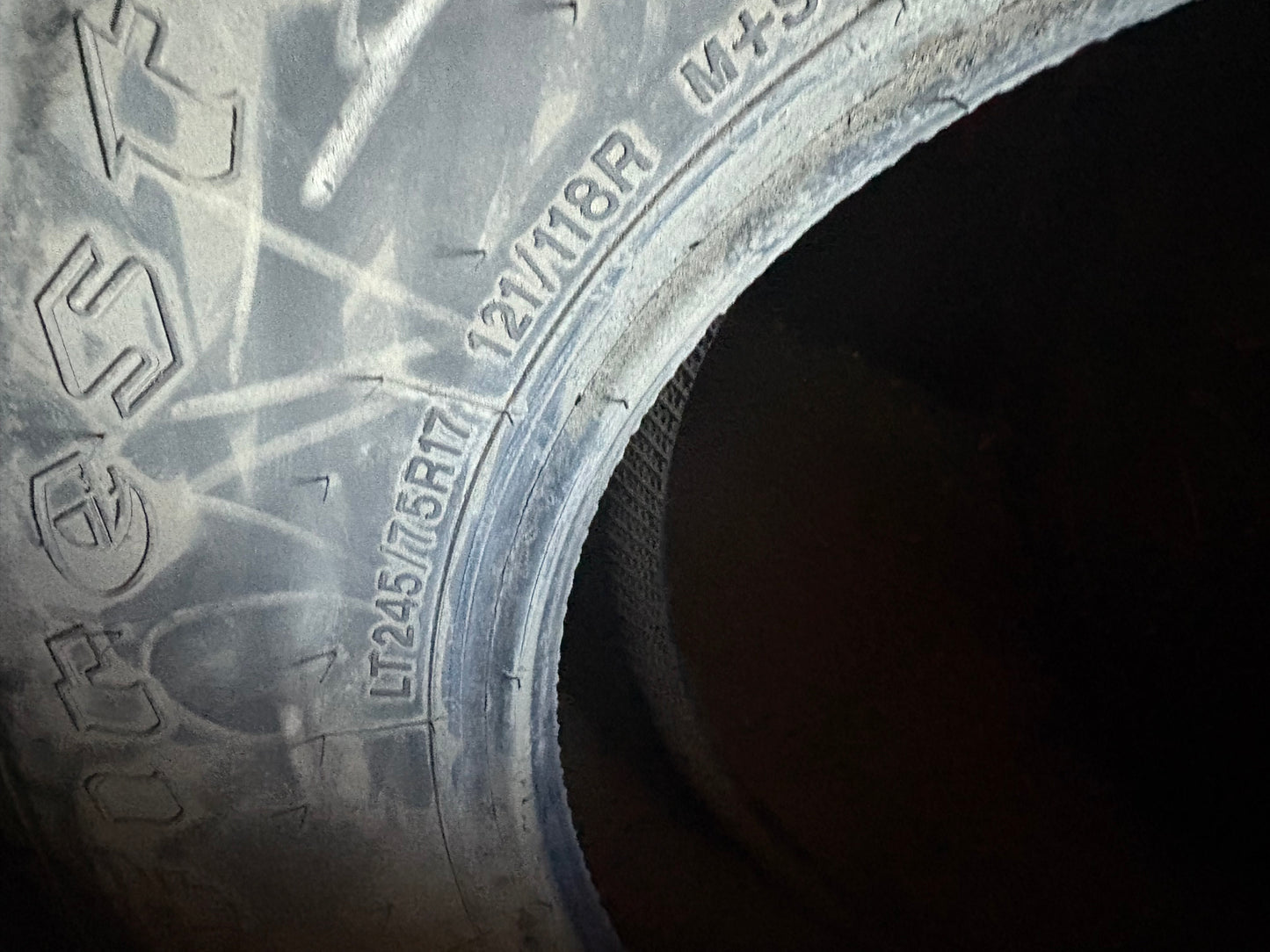 2 pneus d hiver lt 245/75r17 firestone 10 plies en tres bon état