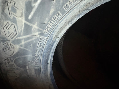 2 pneus d hiver lt 245/75r17 firestone 10 plies en tres bon état