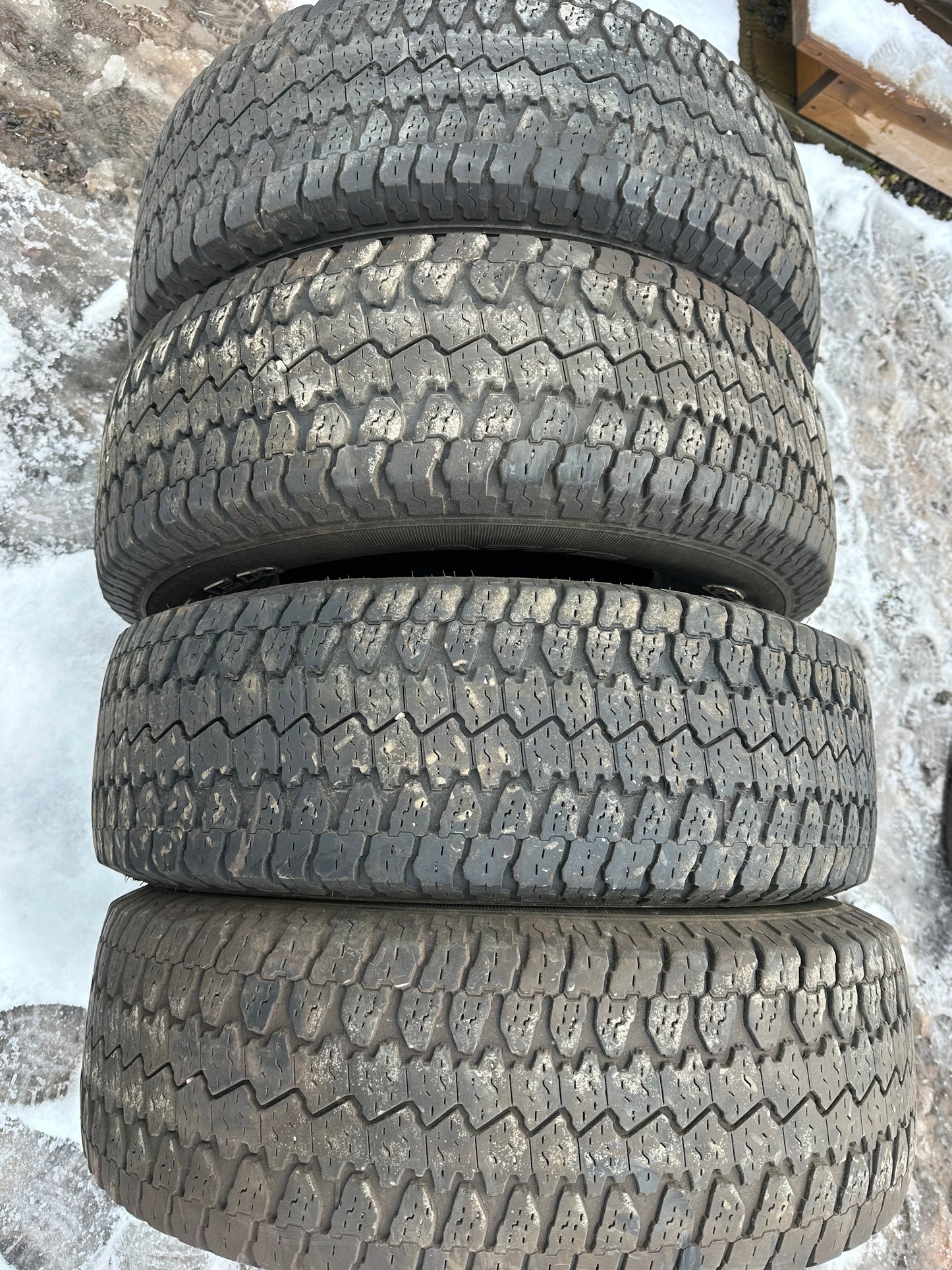 4 pneus d ete lt 275/70r17 good year en tres bon etat