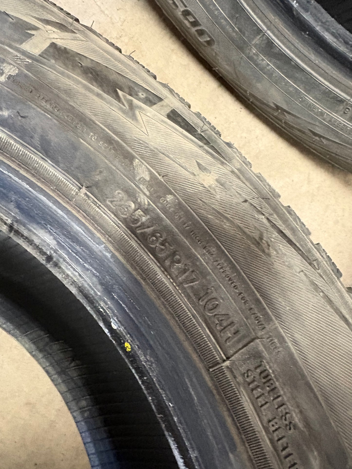 4 pneus d hiver 235/65r17 toyo a l etat neuf