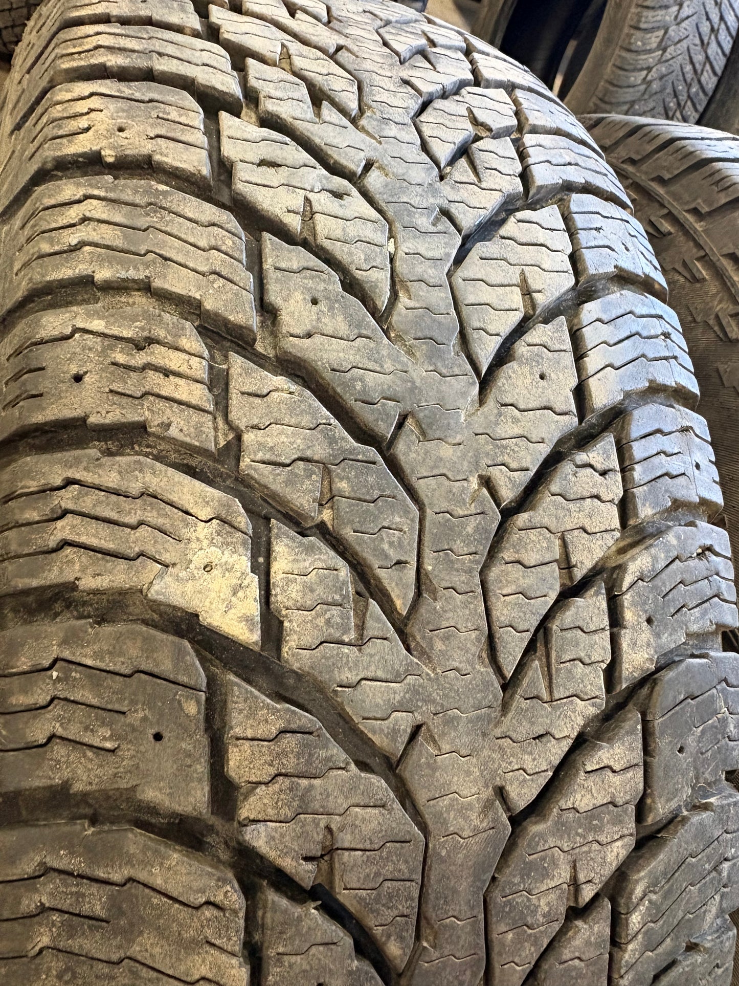 4 pneus d hiver lt 265/70r17 nokian 10 plies en tres bon état