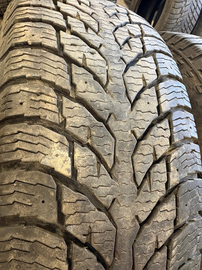 4 pneus d hiver lt 265/70r17 nokian 10 plies en tres bon état