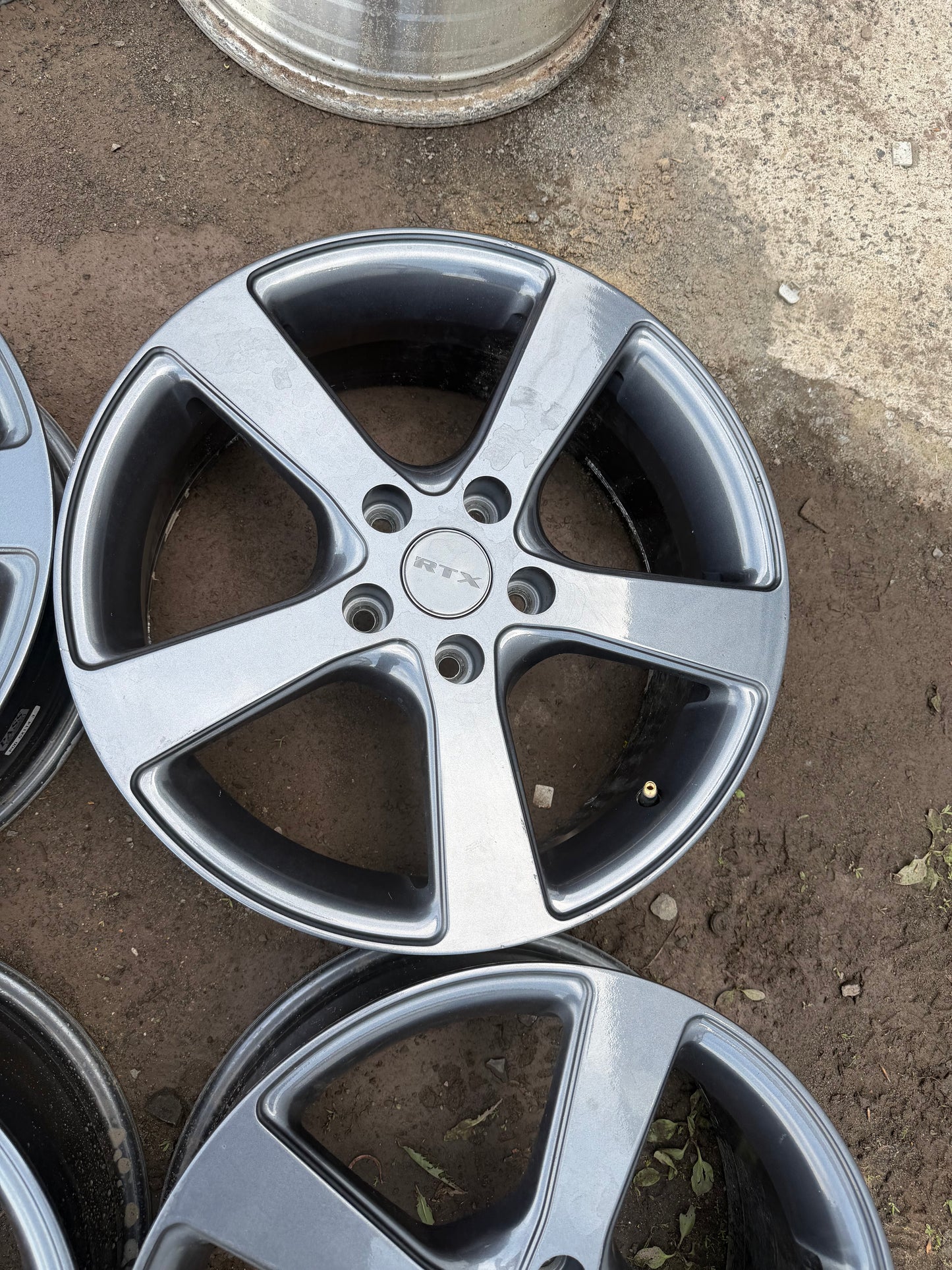 4 mags rtx 17 pouces 5x114.3 a l état neuf