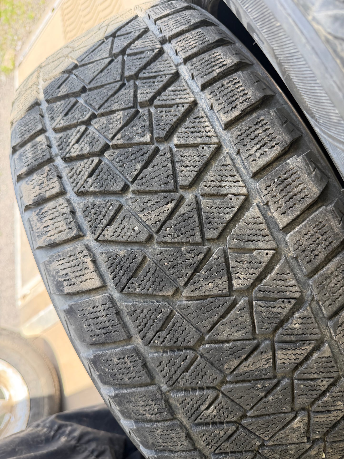 2 pneus d hiver 255/55r20 Bridgestone en bon etat