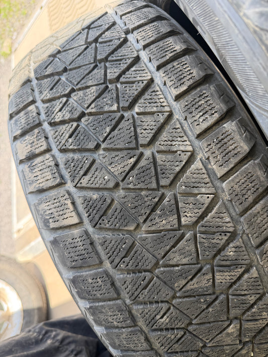 2 pneus d hiver 255/55r20 Bridgestone en bon etat