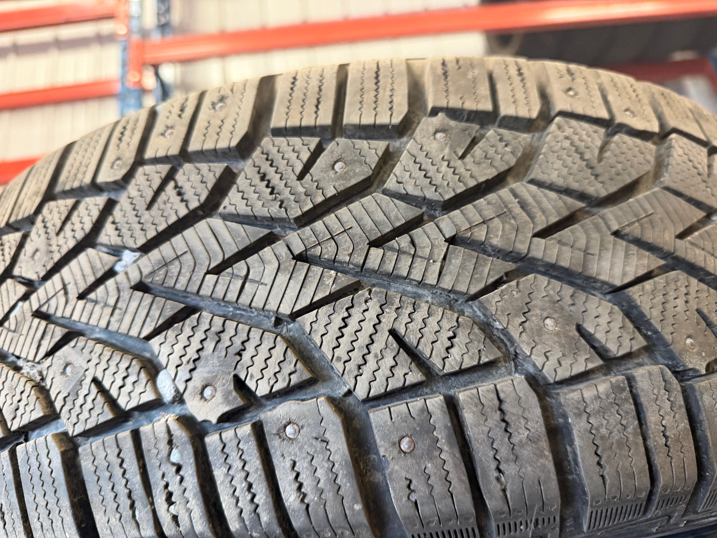 4 pneus d hiver 205/60r16 general a clous a l etat neuf