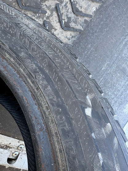 2 pneus d hiver 235/55r17 Yokohama en bon état