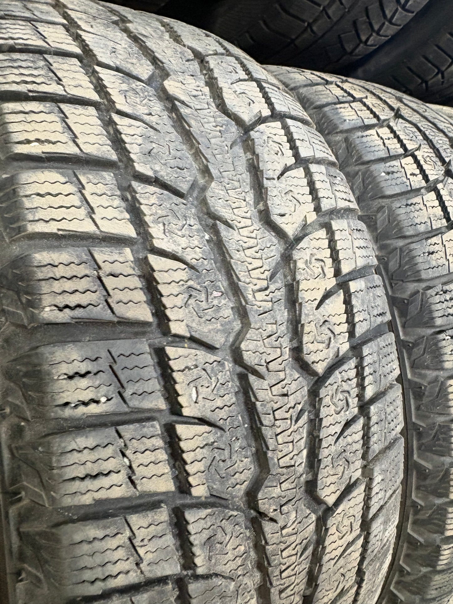 4 pneus d hiver 215/55r17 toyo en tres bon état