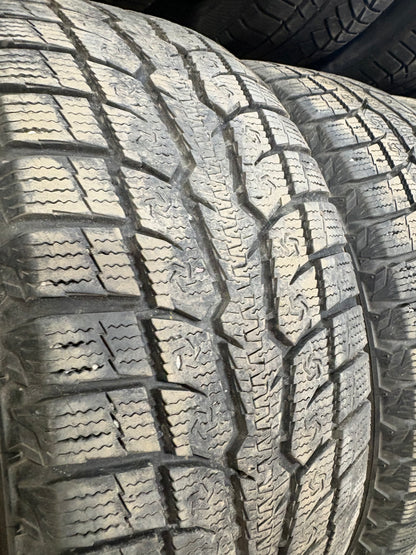 4 pneus d hiver 215/55r17 toyo en tres bon état