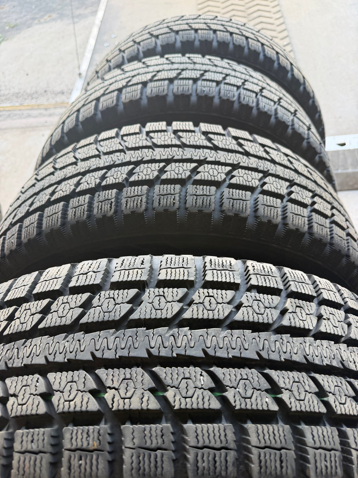 4 pneus d hiver 235/60r18 toyo a l état neuf