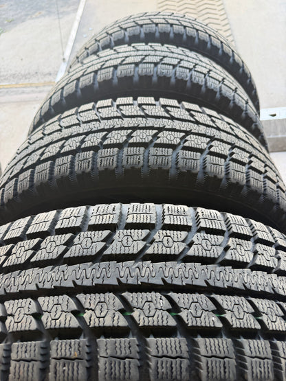 4 pneus d hiver 235/60r18 toyo a l état neuf