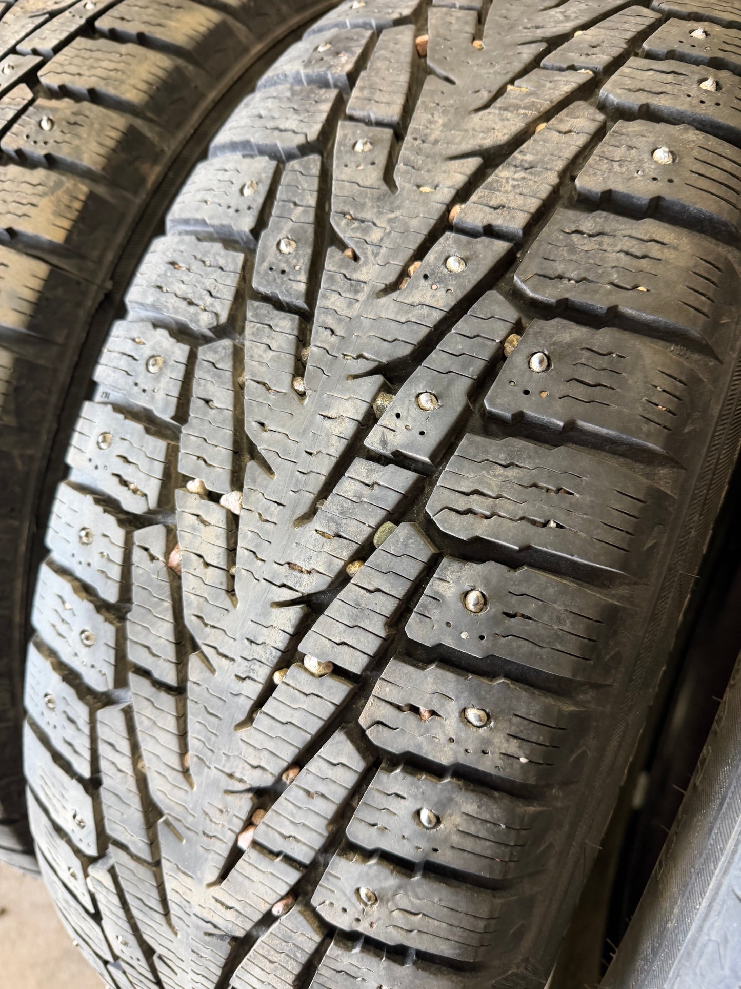 4 pneus d hiver 225/60r18 nokian a clous en tres bon etat