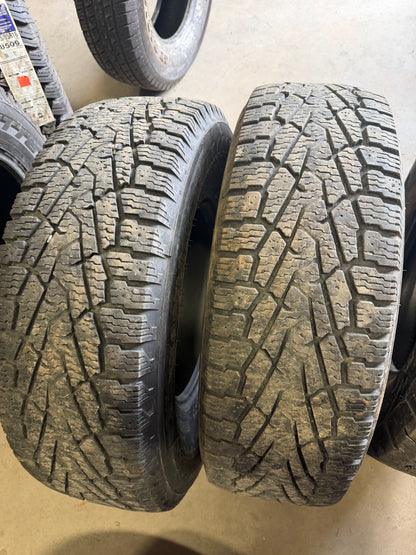 2 pneus d hiver lt 265/75r16 nokian 10 plies en tres bon état