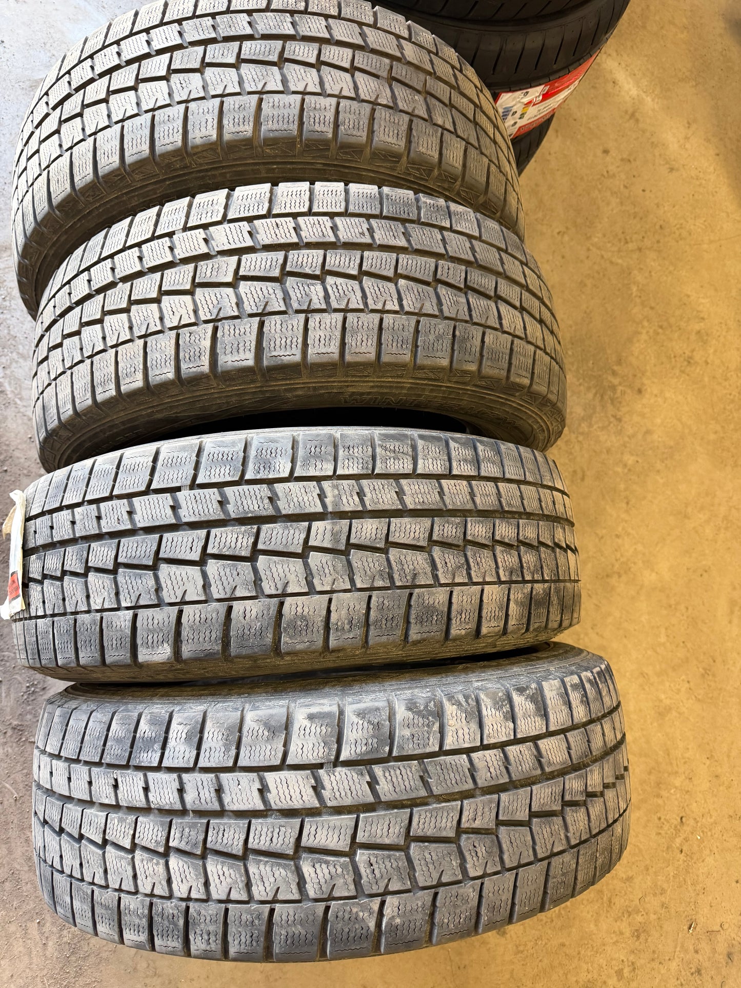 4 pneus d hiver 205/60r16 dunlop en bon état