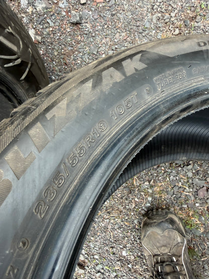 4 pneus d hiver 235/55r19 Bridgestone a l état neuf