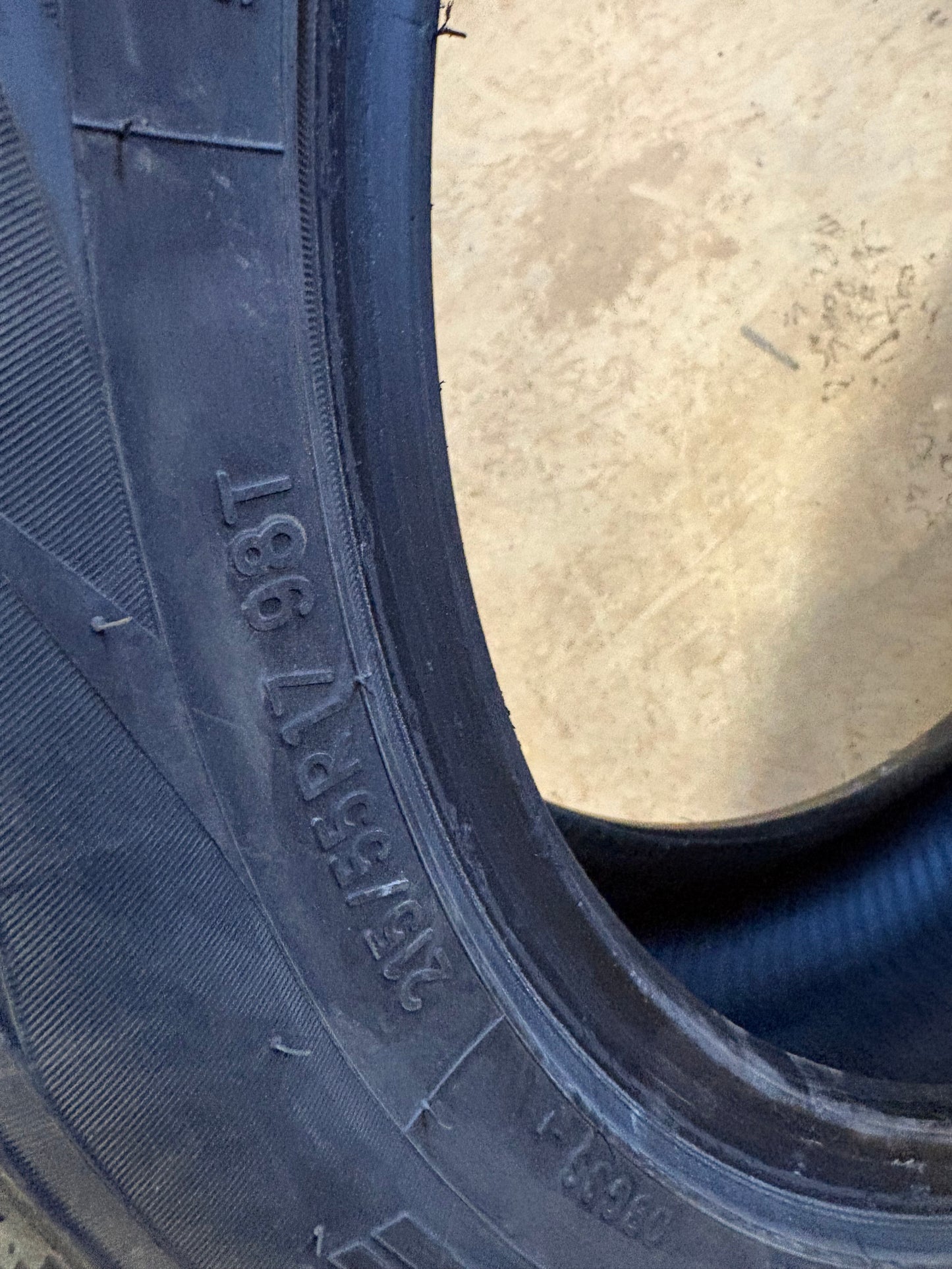 4 pneus d hiver 215/55r17 toyo en très bon état