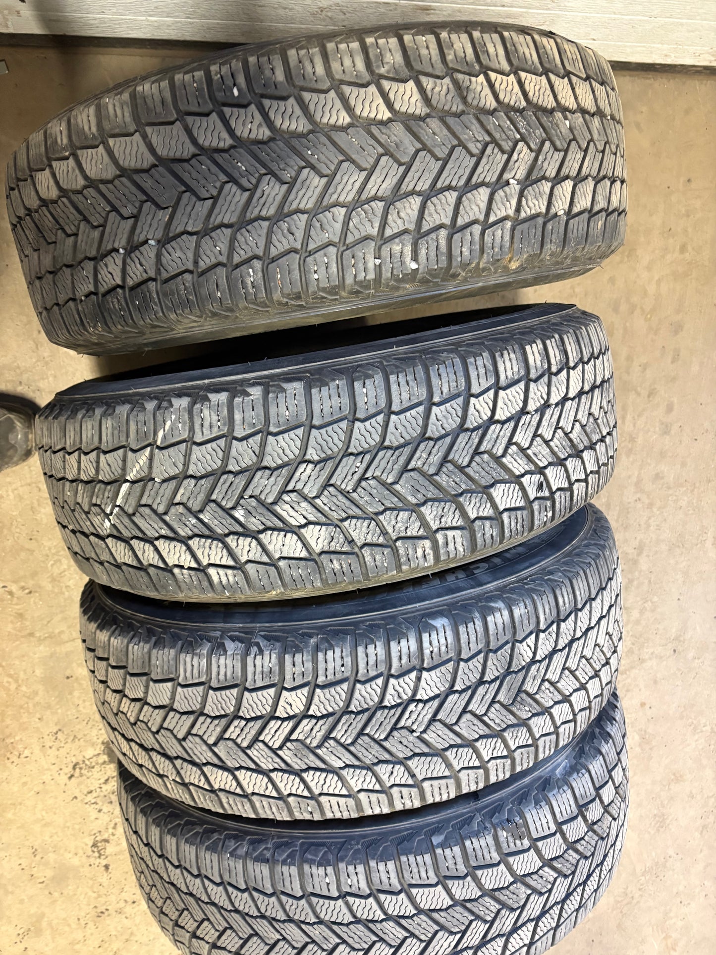 4 pneus d hiver 215/70r16 michelin en tres bon état