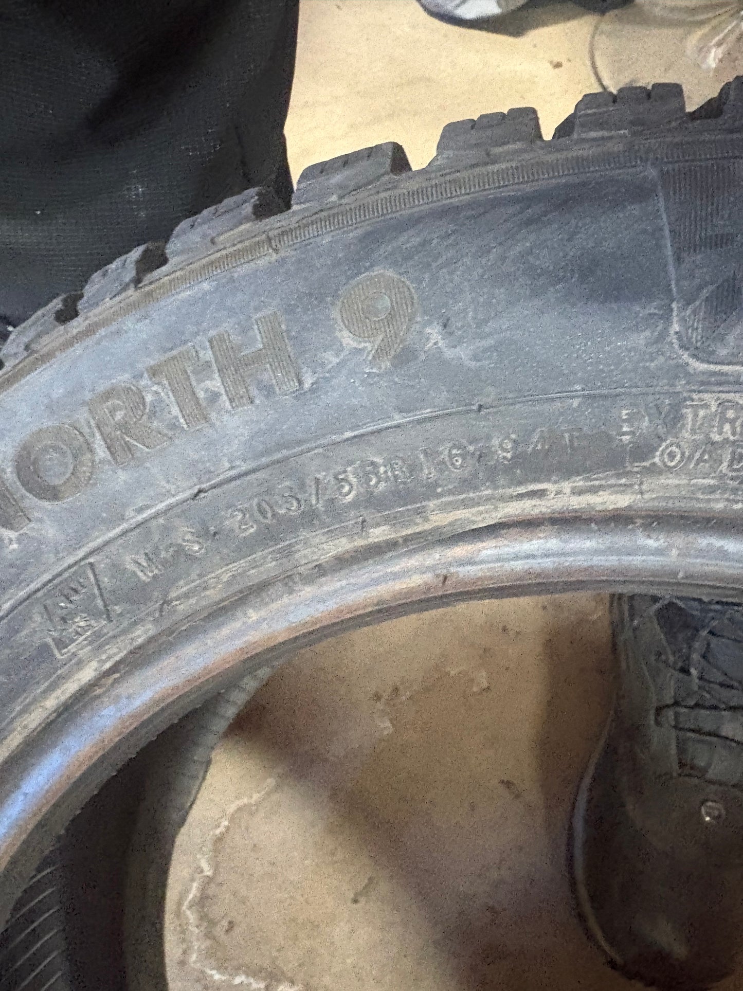 4 pneus d hiver 205/55r16 nokian a l état neuf