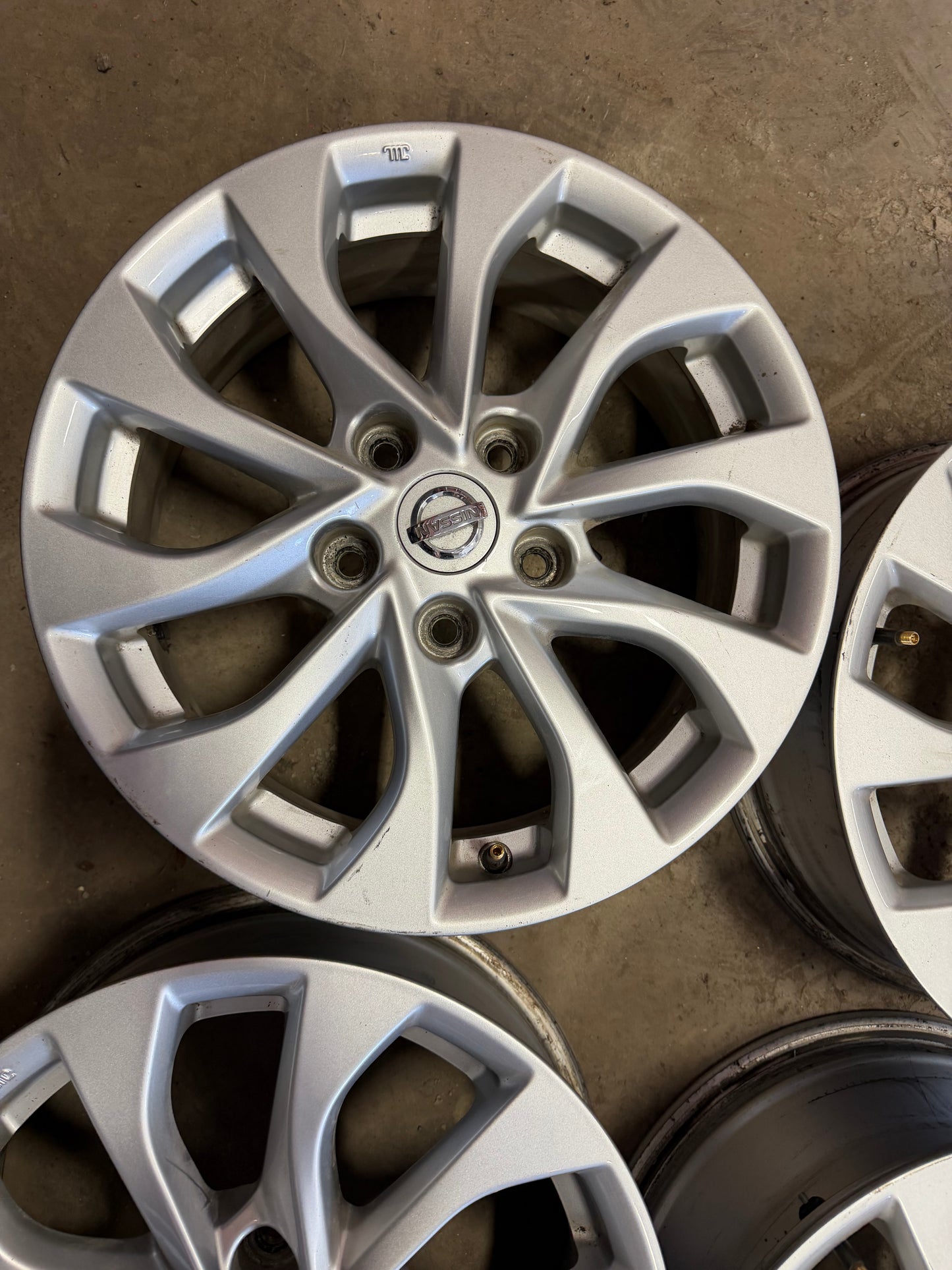 4 mags Nissan 16 pouces 5x114.3 a l etat neuf