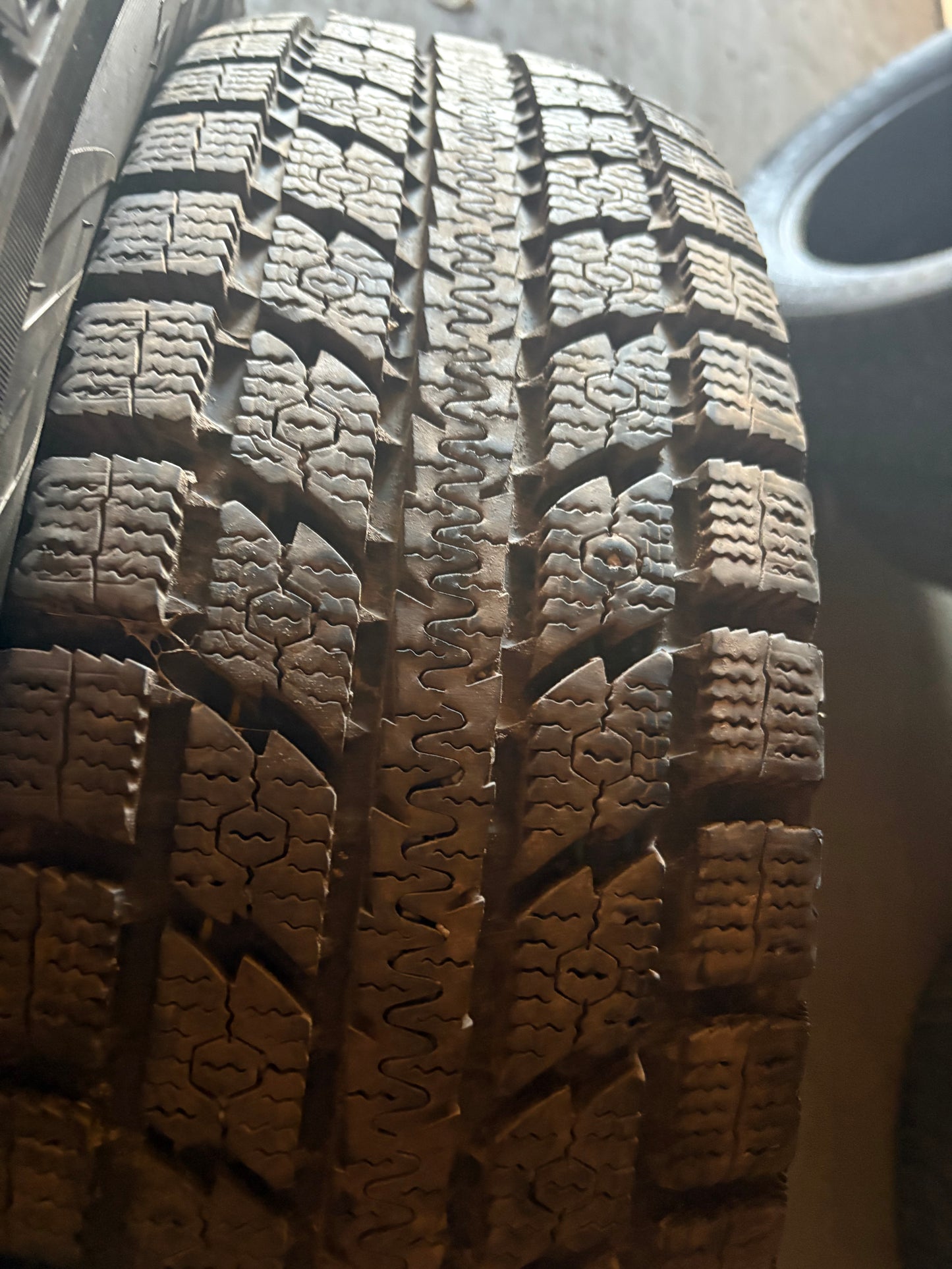 2 pneus d hiver 205/75r15 toyo a l etat neuf