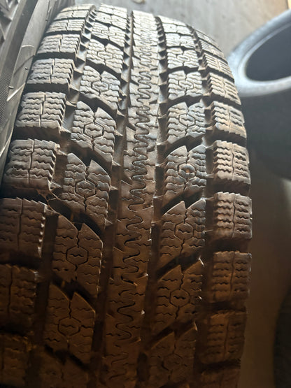 2 pneus d hiver 205/75r15 toyo a l etat neuf