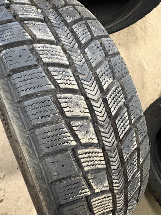 1 pneu d hiver 185/60r15 blaclion a l etat neuf