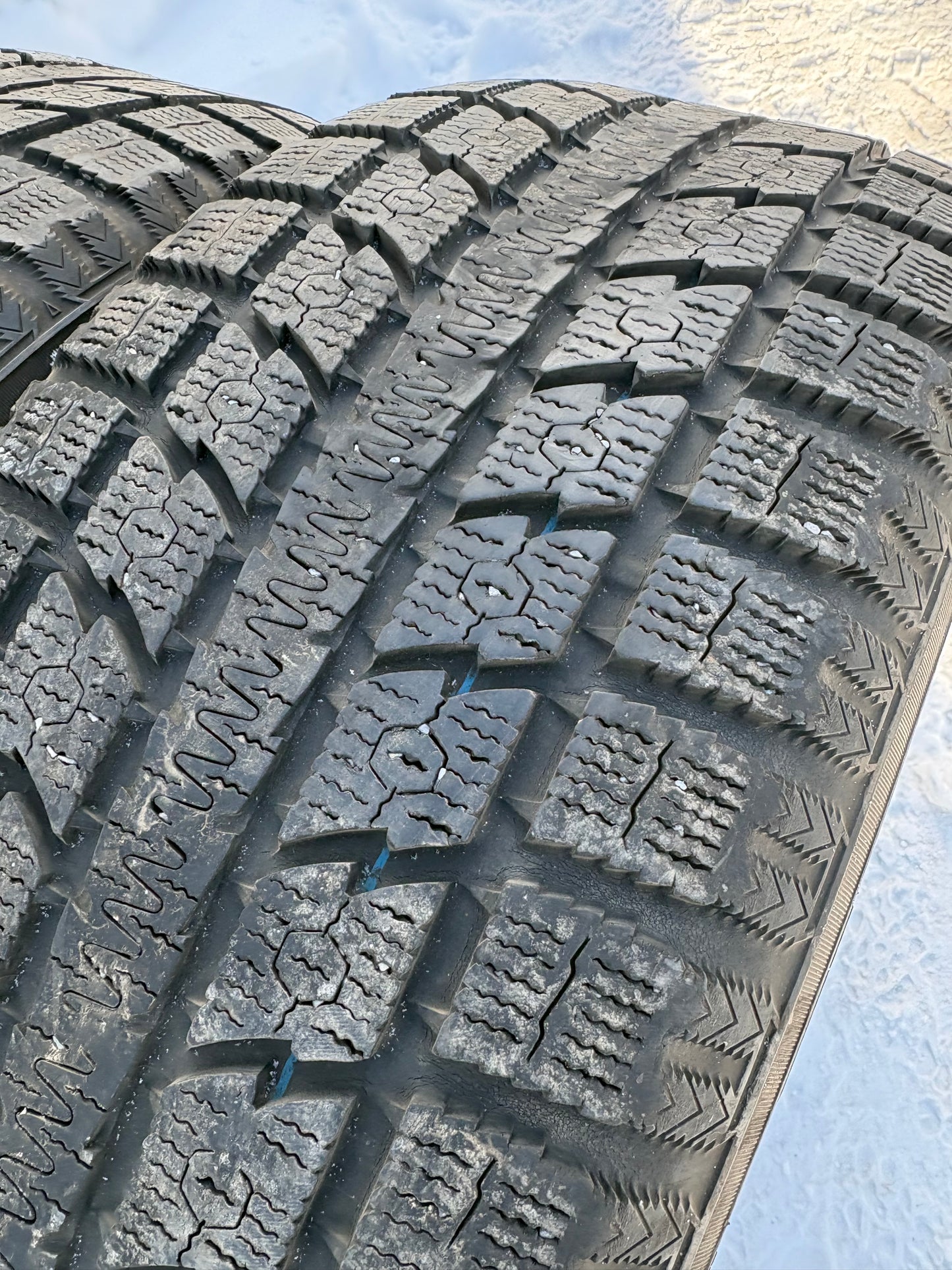 2 pneus d hiver 265/50r20 toyo en bon état