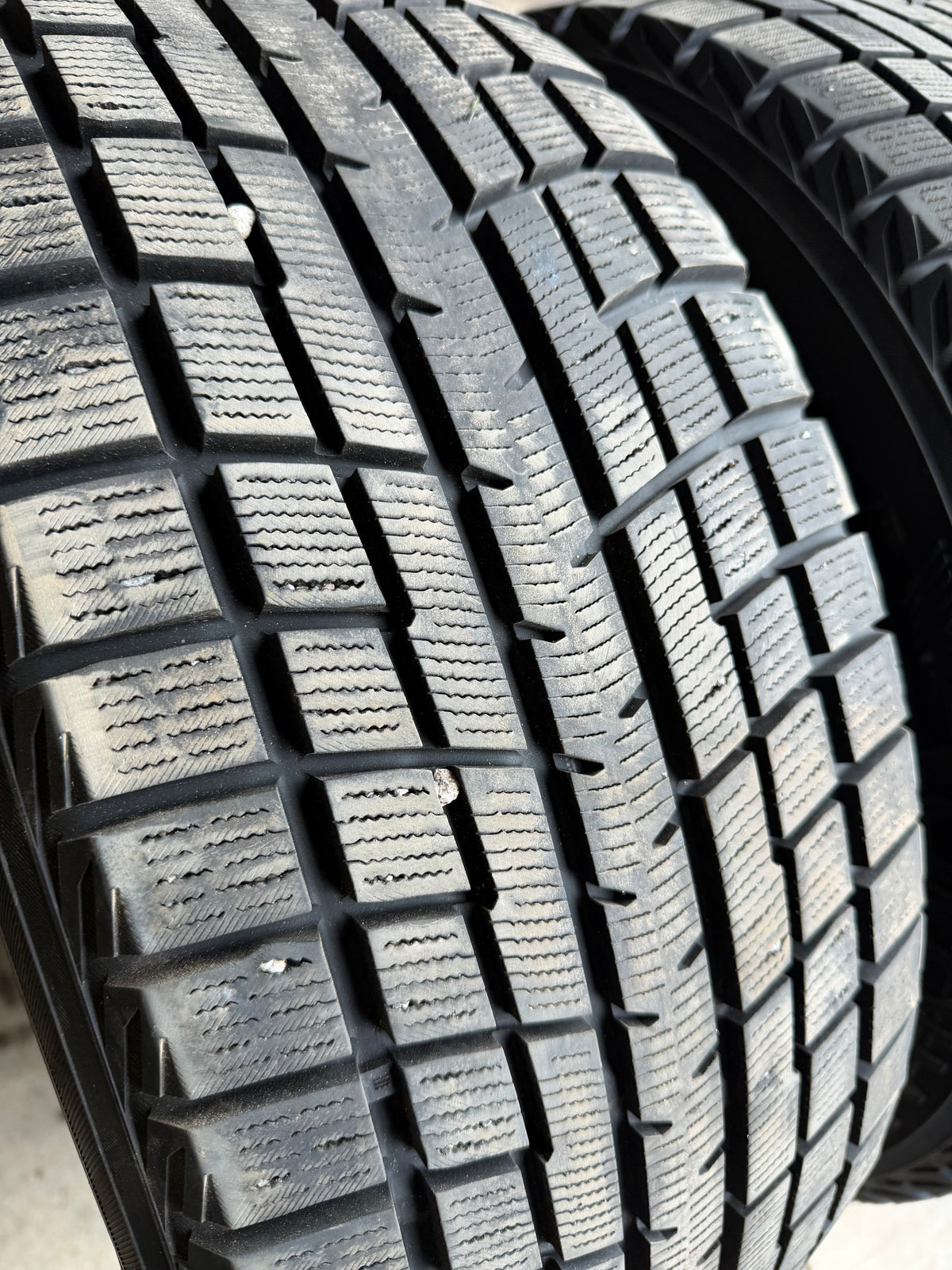 2 pneus d hiver 235/55r17 Yokohama a l état neuf