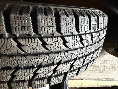 1 pneu d hiver 215/70r16 toyo en bon état