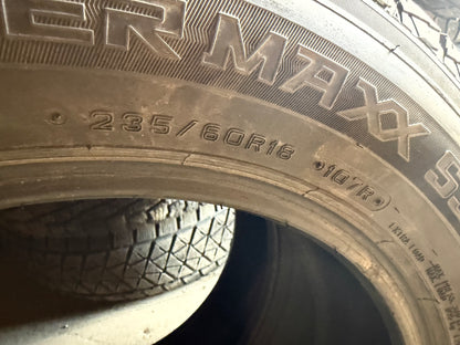 2 pneus d hiver 235/60r18 dunlop en tres bon état
