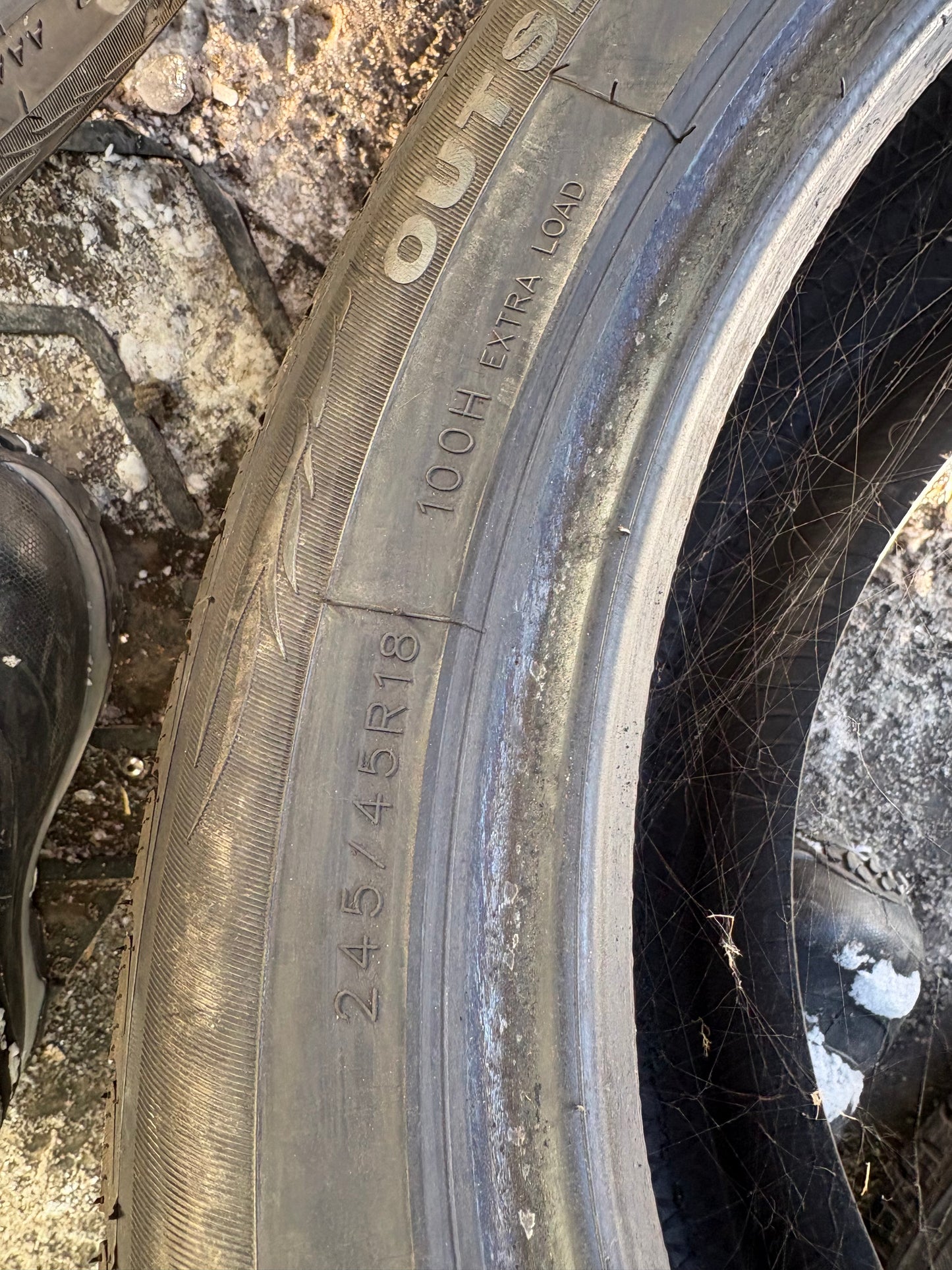 4 pneus d hiver 245/45r18 windforce en bon état