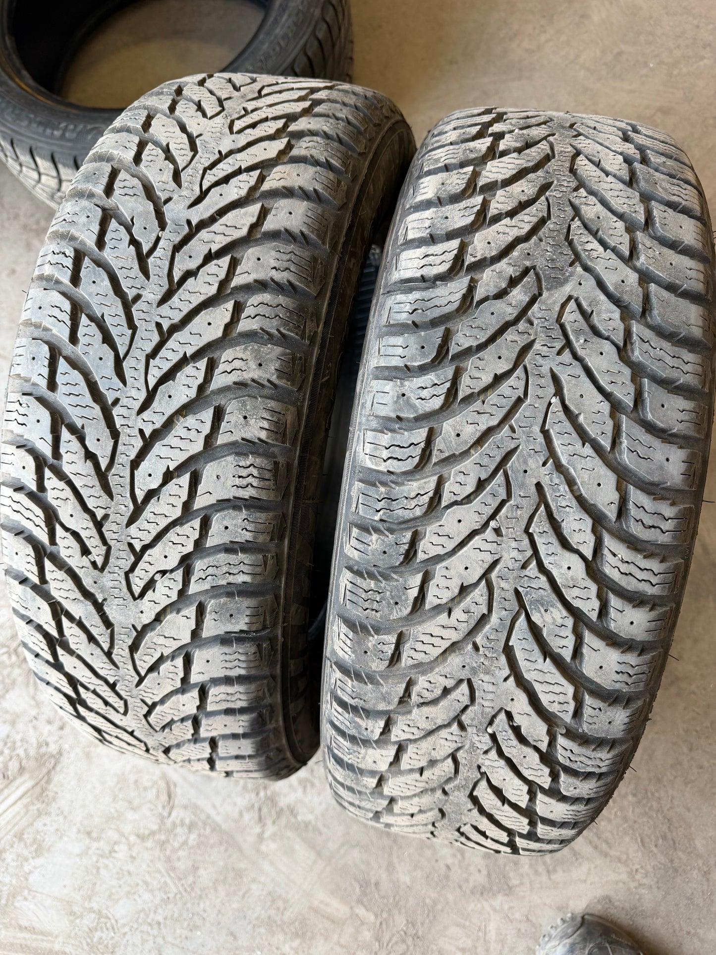2 pneus d hiver 195/65r15 nokian en bon état