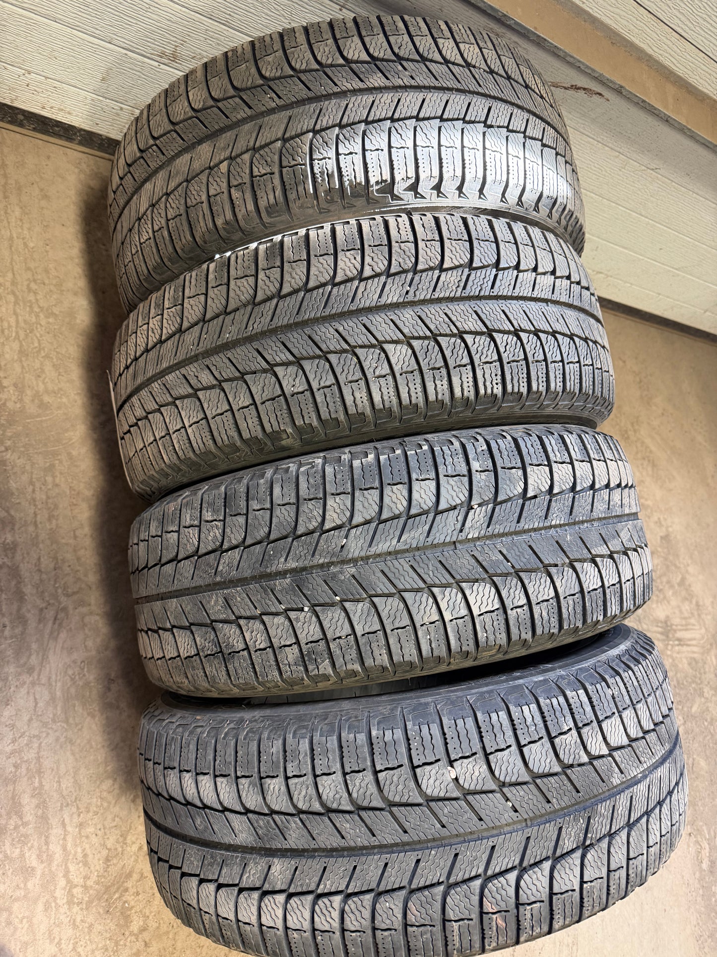 4 pneus d hiver 205/55r16 michelin en tres bon état
